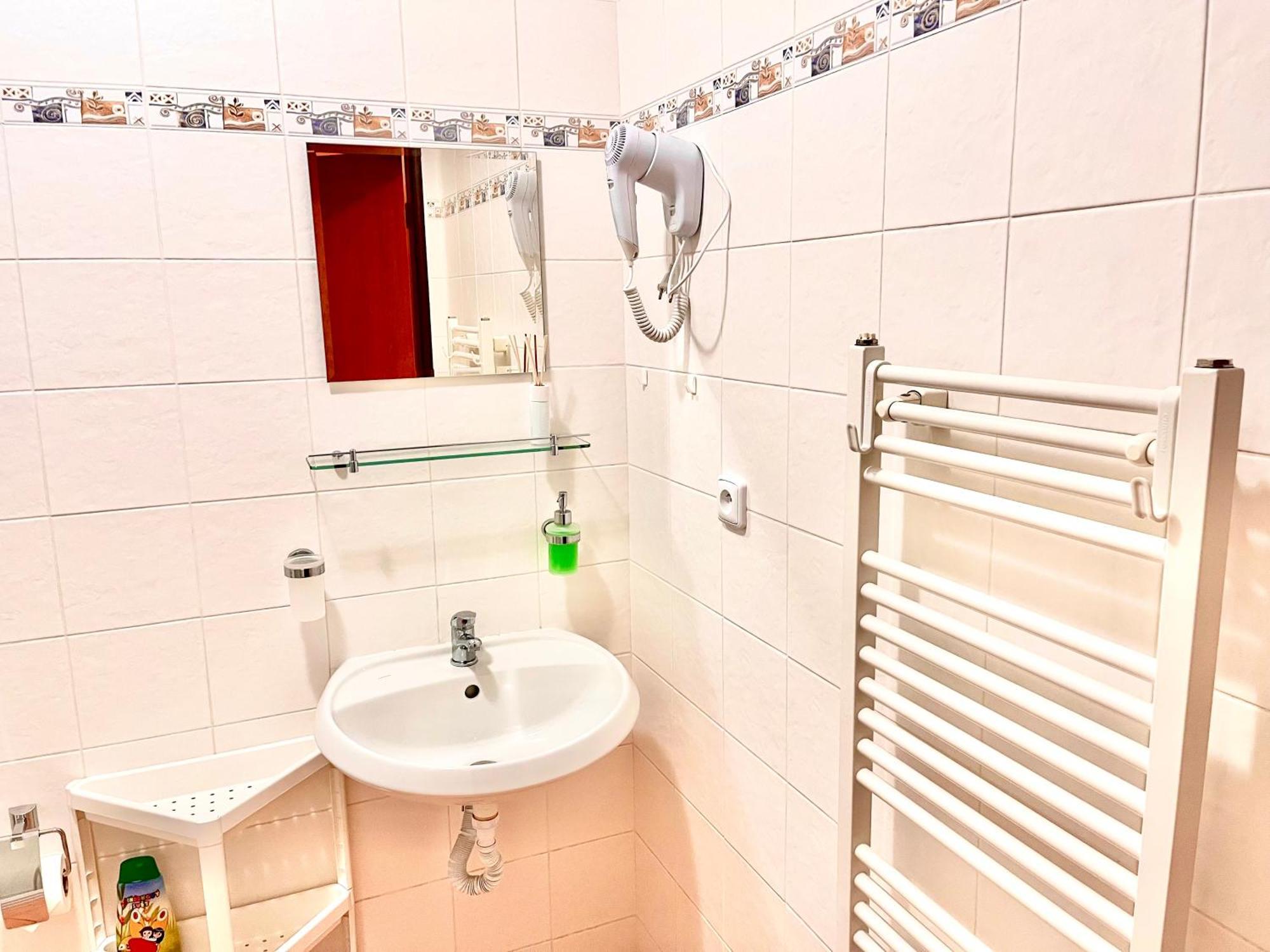 P&P Jicin Apartments - Soukrome 2-3 Luzkove Pokoje S Vlastni Kuchyni A Koupelnou Extérieur photo